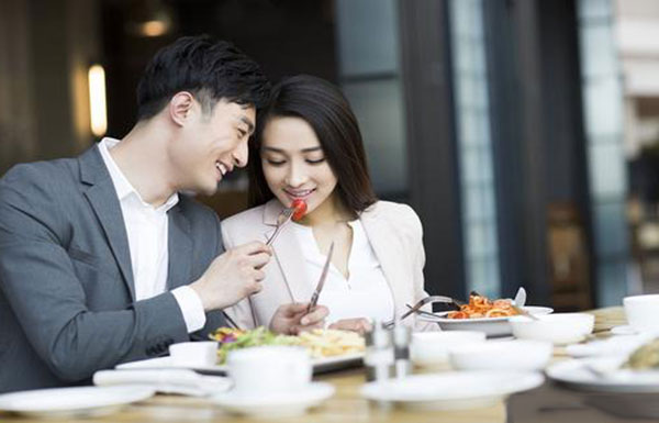 女孩的晚餐邀请也是一种暗示，就像男孩释放他们的好感一样