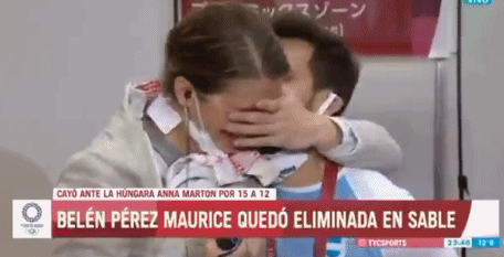 阿根廷击剑选手被淘汰后接受教练求婚