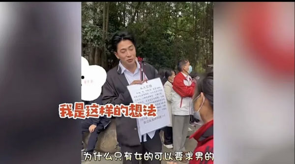 男子相亲角“反向相亲”，要求女方工资8千气到大妈