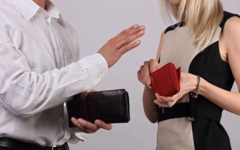 男性应该为第一次约会买单